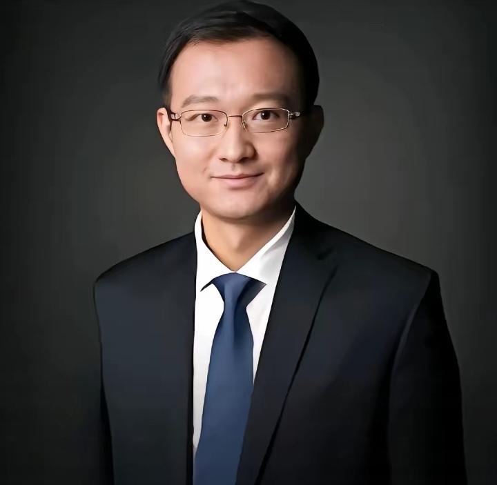 金融圈这波大瓜真是看得人血压飙升！上海信达证券研究所所长左前明，借着出差饭局猥亵