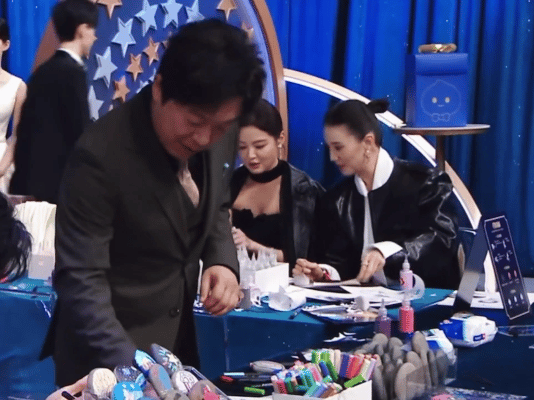 辛芷蕾 历史最肥辛芷蕾自曝历史最肥，去年嗷嗷挤今年嘎嘎冷，东北嗑太逗了！ 