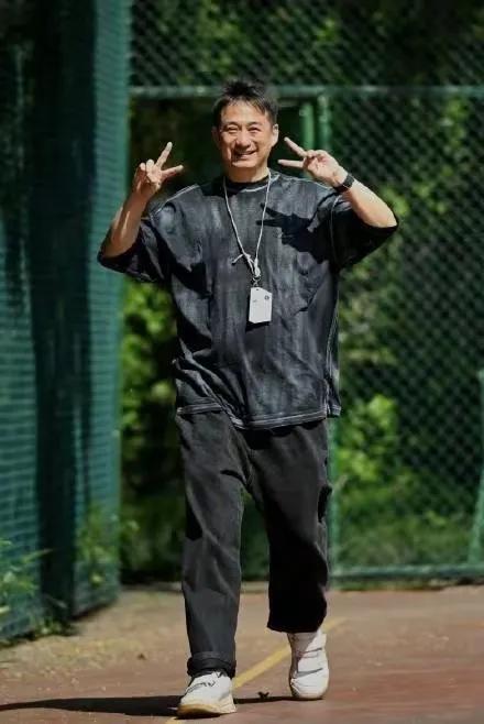 黄磊亲自下场回应了。近期大规模对黄磊的声讨调侃他自己也是知道的，北青报记者问了他