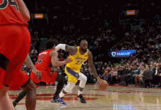 詹姆斯上篮不进，杨毅老师都心疼
北京时间12月5日，湖人与猛龙的比赛来到末节初，