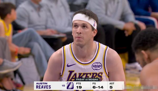 湖人超级巨星里弗斯终于大爆发了！在今天湖人主场迎战尼克斯的比赛中，目前双方半场战