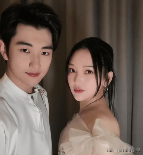 近日，金莎被幸福紧紧环绕，迎来了人生中无比浪漫的求婚时刻！求婚现场宛如童话世界，