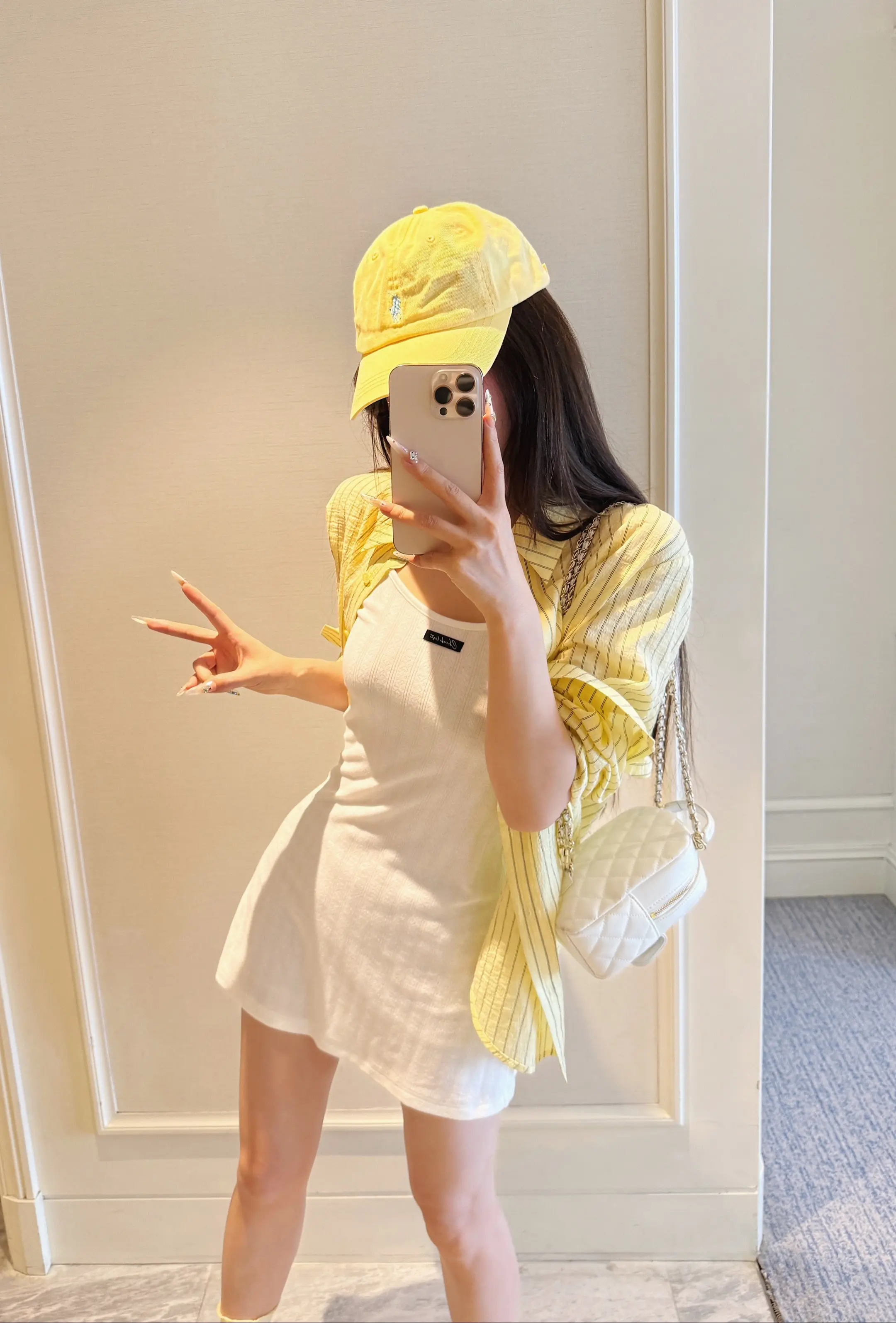 什么都是假的 只有买的新衣服让我开心是真的