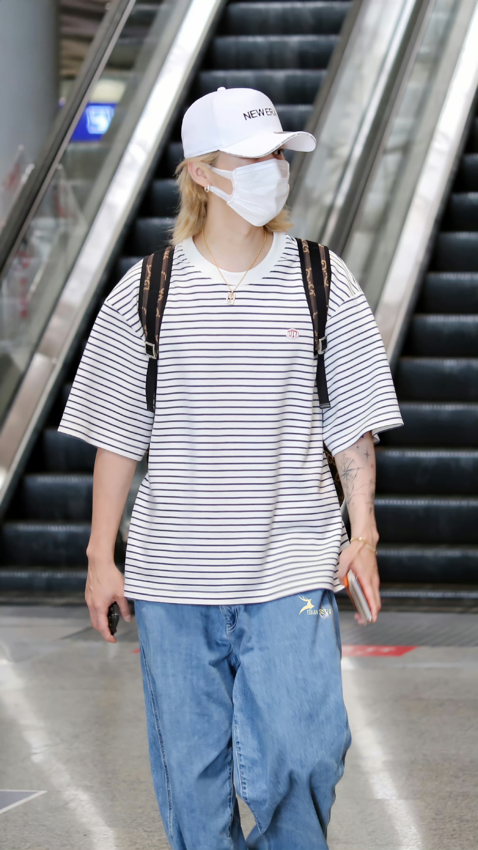 #鹿晗条纹T# 这游刃有余的学长感，哥一直不老，是有什么心事吗？​​​