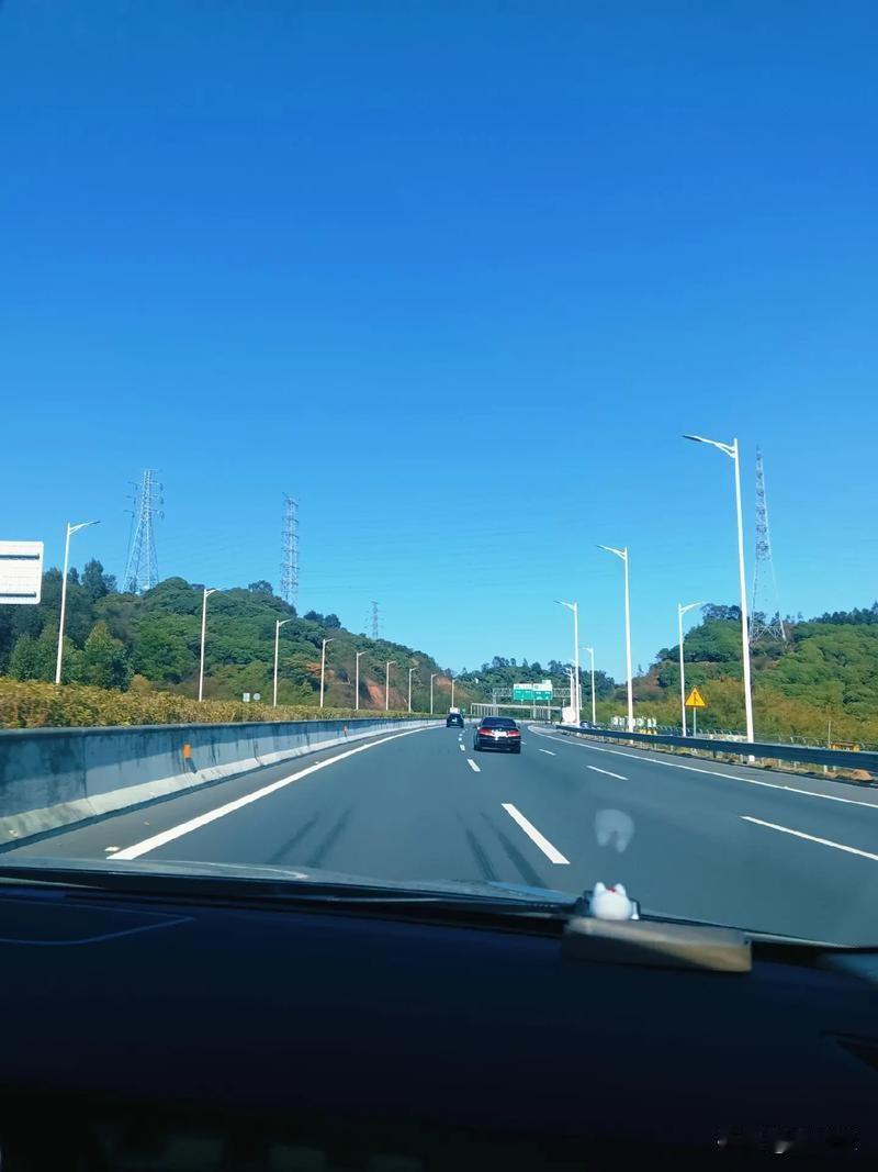 在停车场里缓慢地开着，寻找出口的方向。周围的车一辆挨着一辆，喇叭声此起彼伏，让人