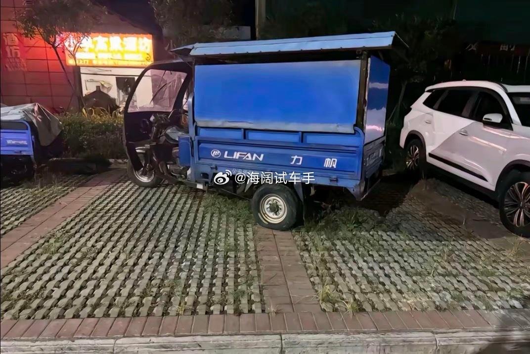 某乱停车的新势力SUV不挂牌照违停，被帽子叔叔拖走了，结果这个事故处罚视频发到帽