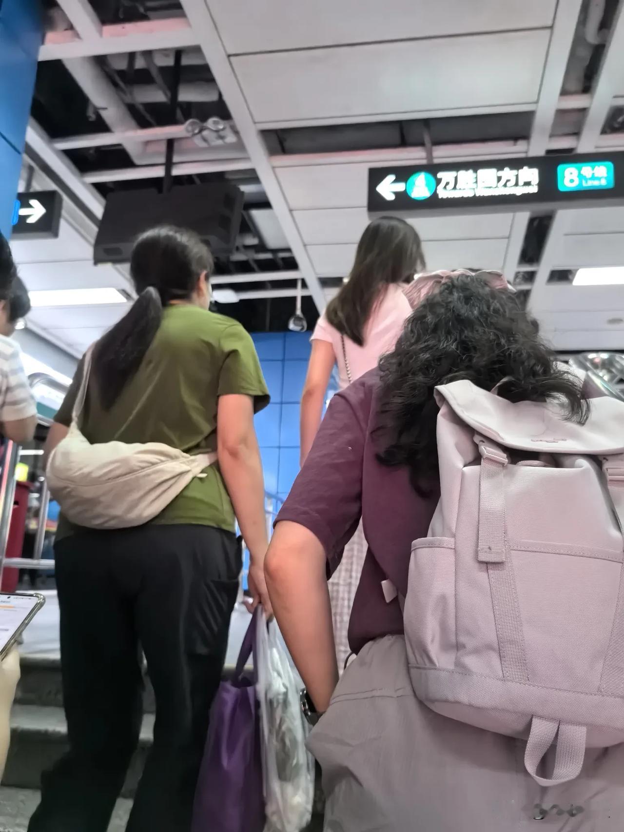 前锋为啥要冲锋在前？这一刻就具象化了！
一但不冲在前面，就会被大部队淹没！失去了
