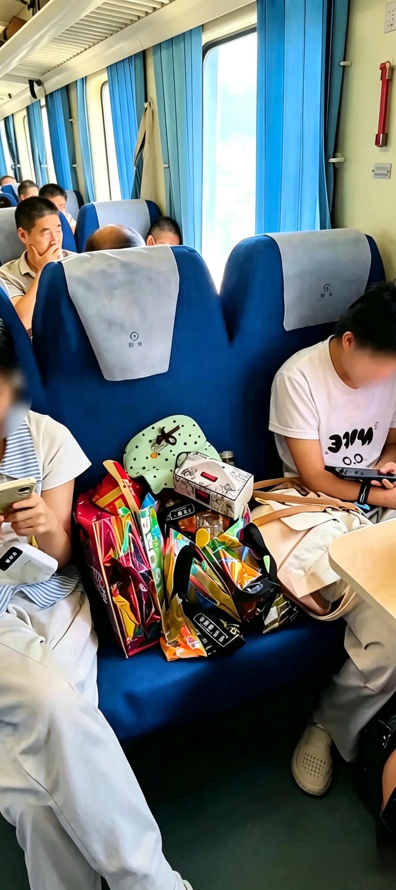 两人买3张火车票，空位放行李拒给他人坐，这事大家怎么看？
 8月18日，江苏一趟