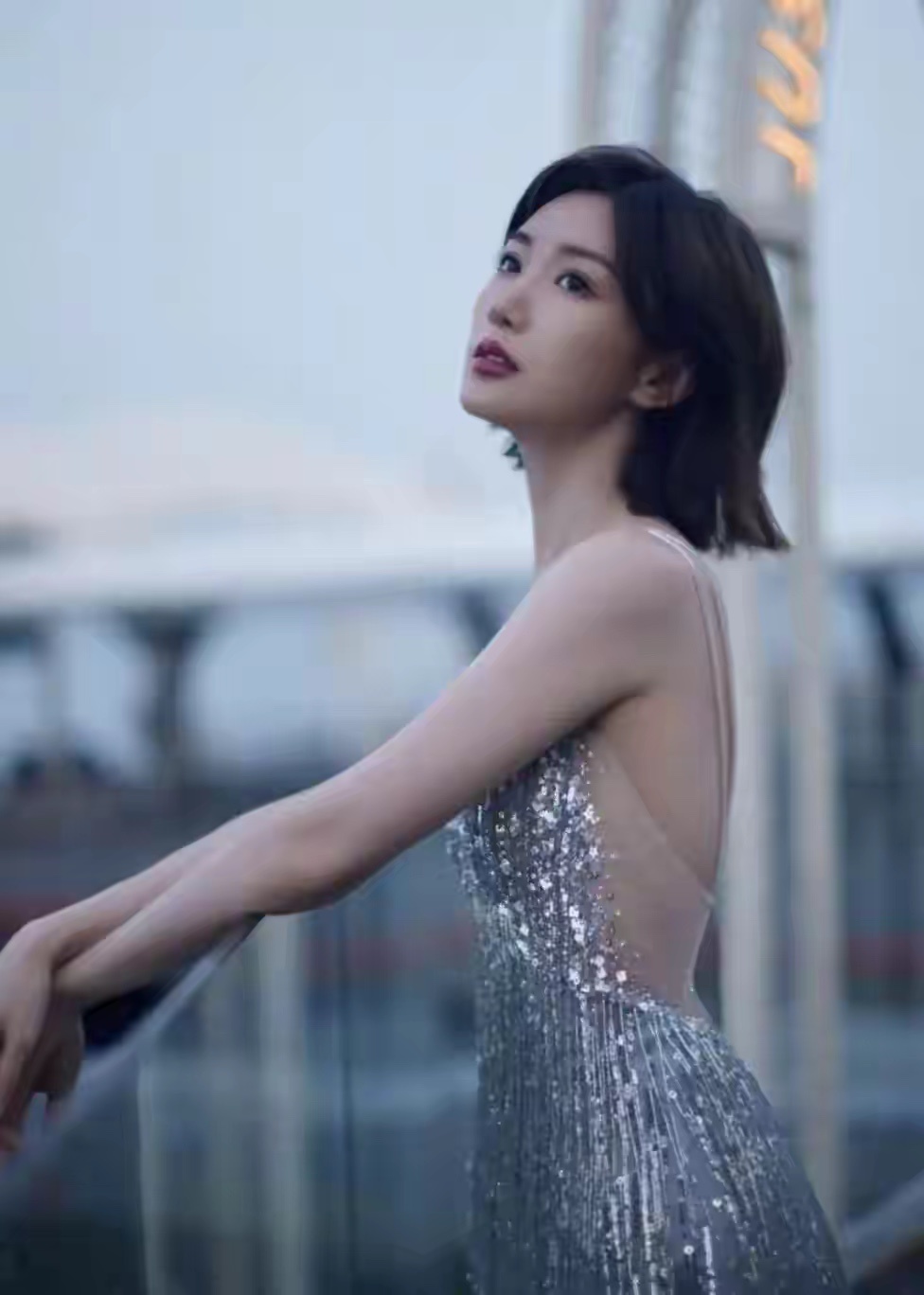 毛晓彤身穿一袭银色亮片露背吊带礼服裙，好成熟有女人魅力 
