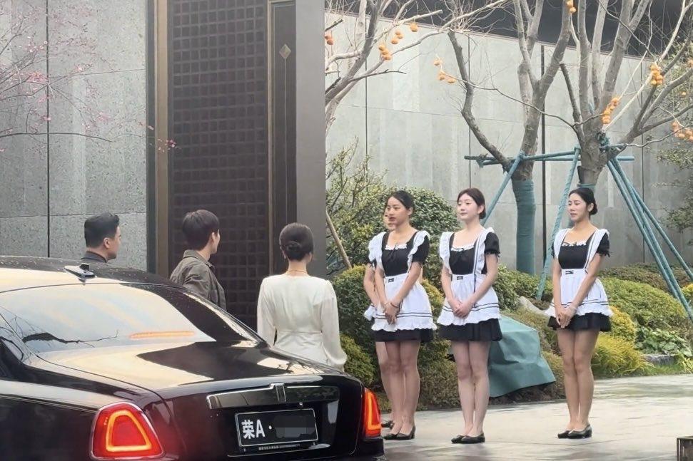 一开始以为是短剧照进了现实，
结果通过车牌发现，不用怀疑。
这就是短剧里的A市，