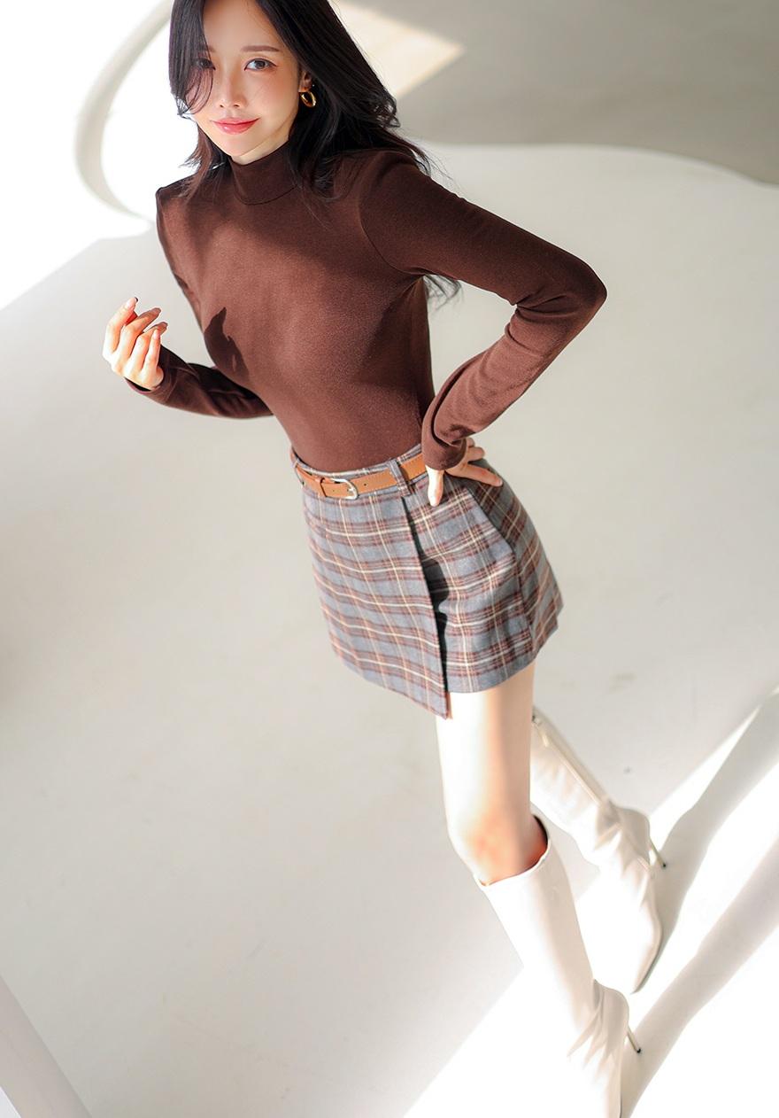 甜美少女风穿搭，棕色高领毛衣搭配格子短裙，白色长靴，清新自然！💕👗