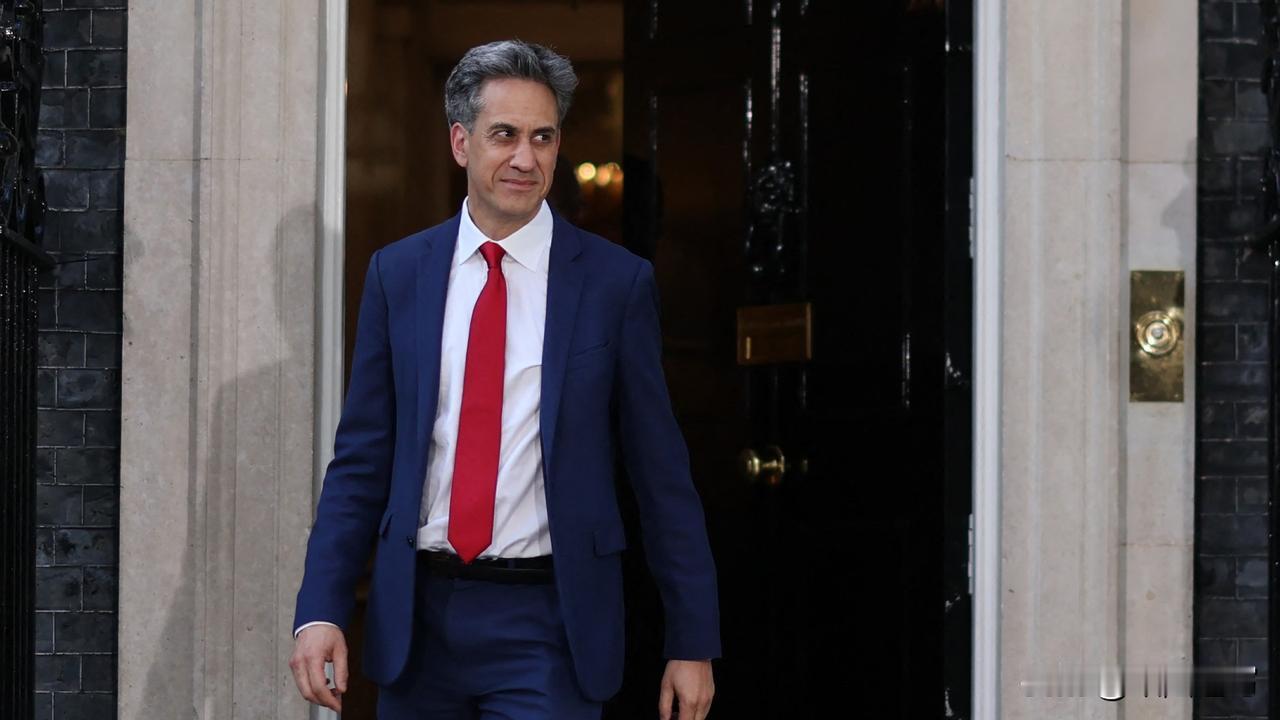 据中东之眼报道，英国新任首相安迪·伯纳姆刚进唐宁街，第一张最受盯着看的任命名单就