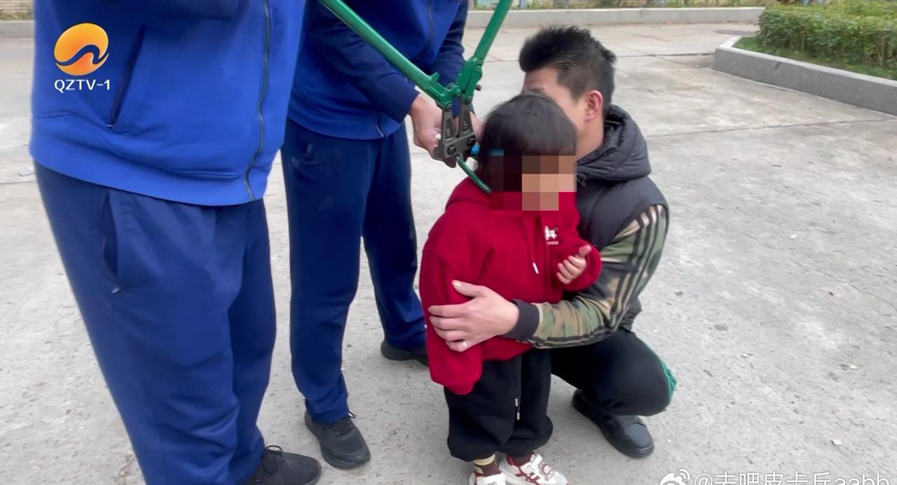 接到求助后，消防员立即查看现场情况。由于锁体为钢制材料，消防员首先尝试用绝缘剪进