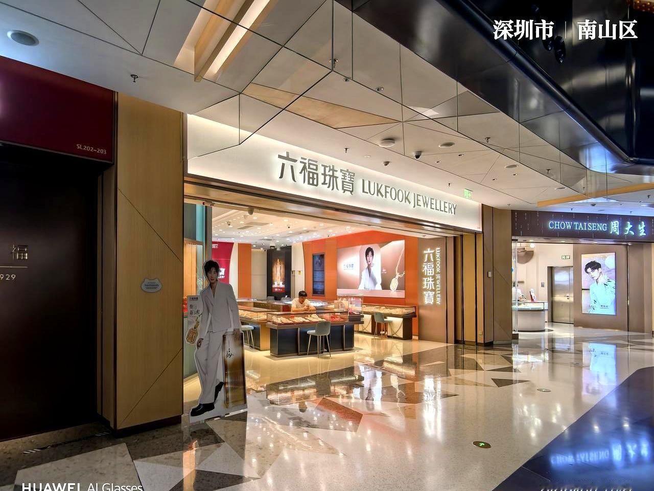 有些商场，装修得像“顶配豪宅”，人气却像周一早上的地铁口，冷得发空。
K11就是