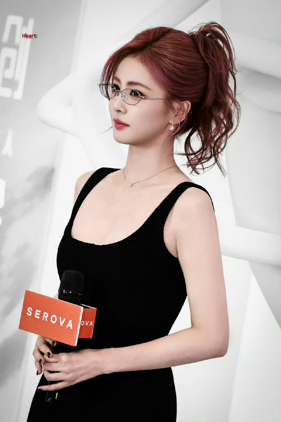 完全严肃欣赏我家粉发咪 