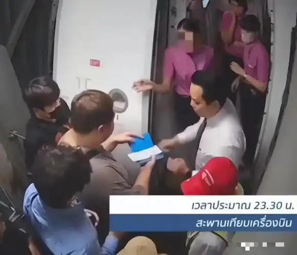 泰国机场拒载事件的核心是粉丝闹剧扩大为针对全体中国乘客的连坐式拒载。根据红星新闻