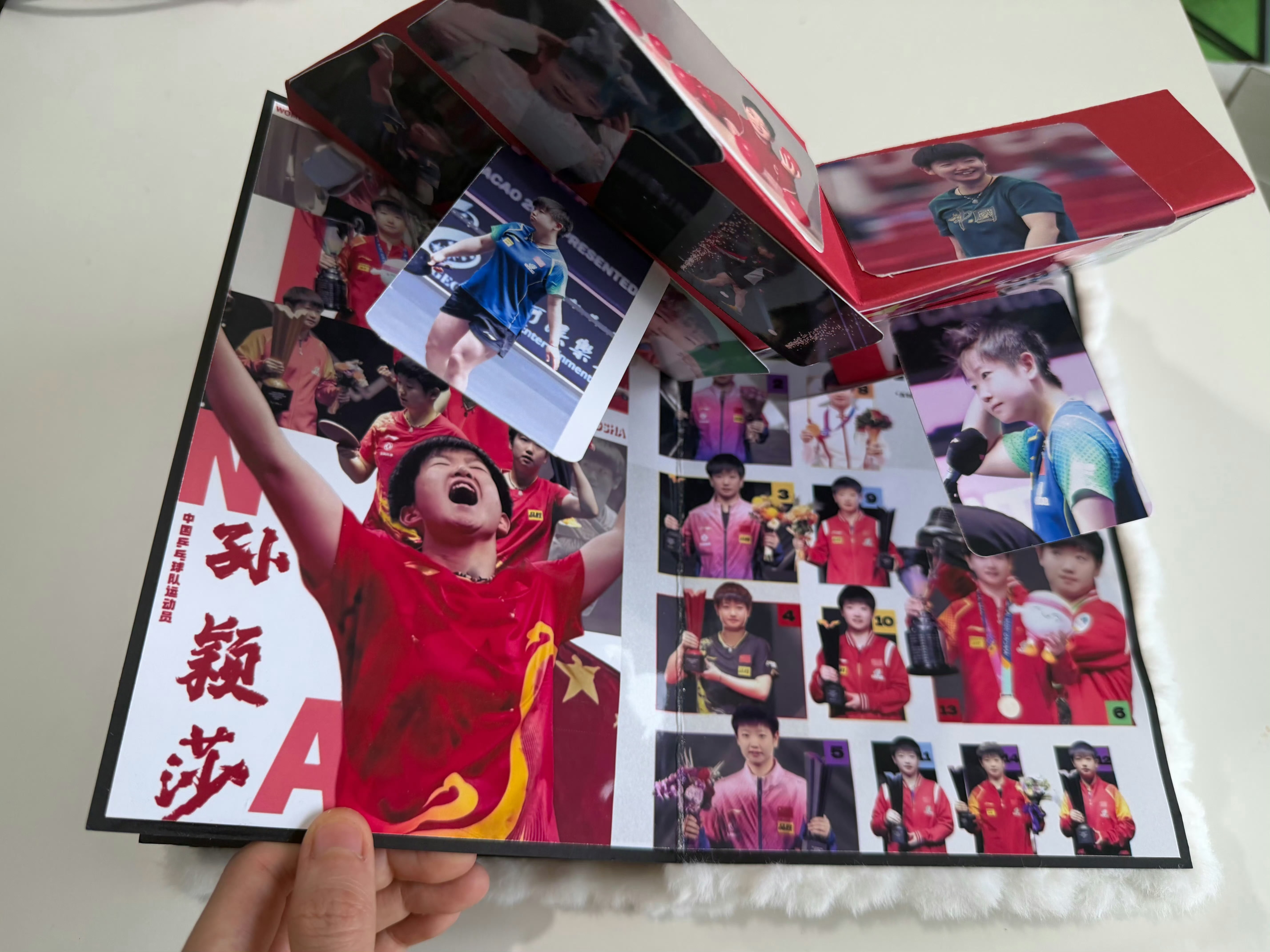 高瑞璇的幸运物是孙颖莎册子超燃青春的合唱 这可能就是偶像的力量吧 看得出来她真的
