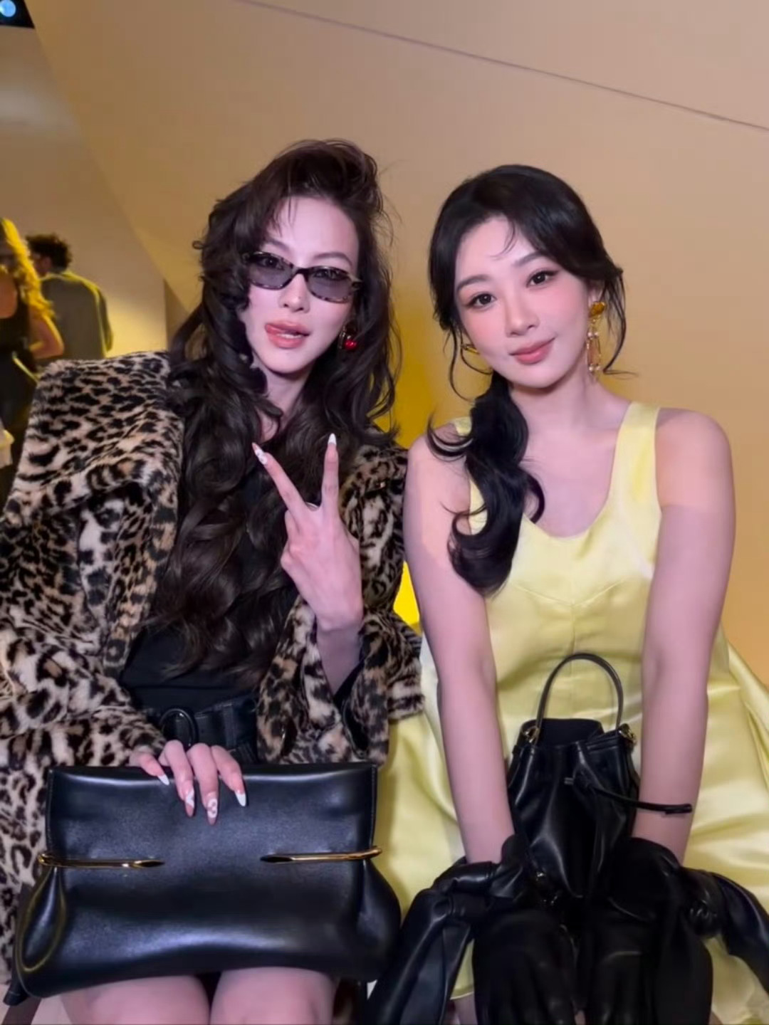 杨紫[超话]杨紫巴黎时装周yz 杨紫一眼山水辗转成风月，笔落诗成便只为一人，你眼