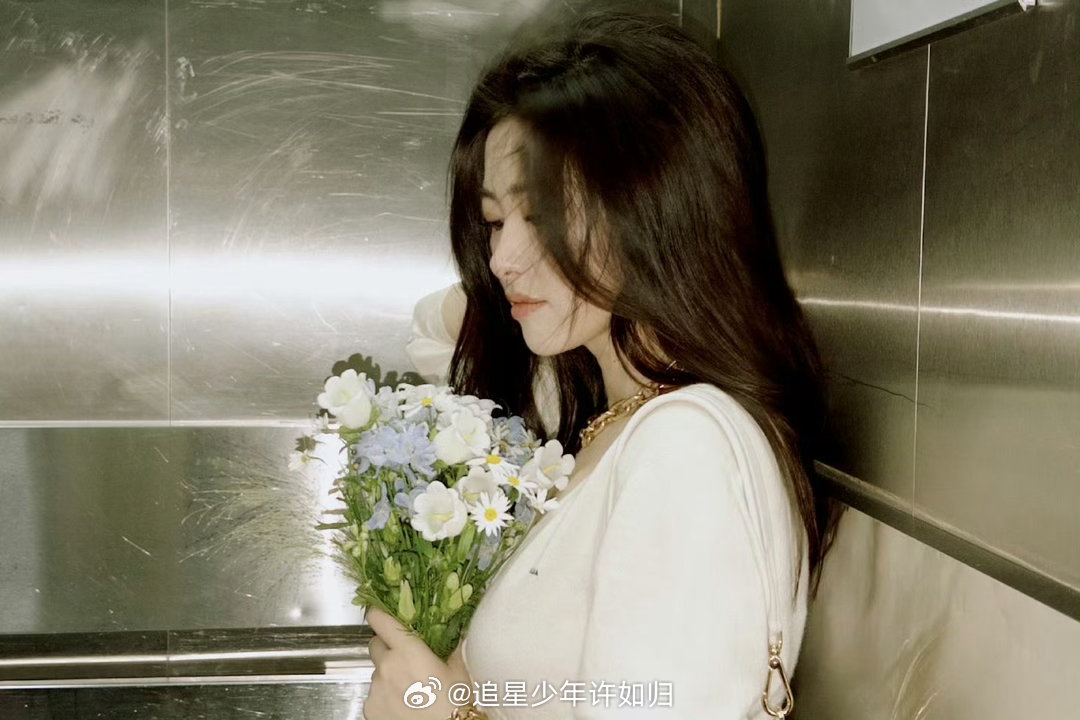 朱珠地下停车场随拍 救命！朱珠在地下停车场的随拍简直封神，光影交错间尽显慵懒与妩