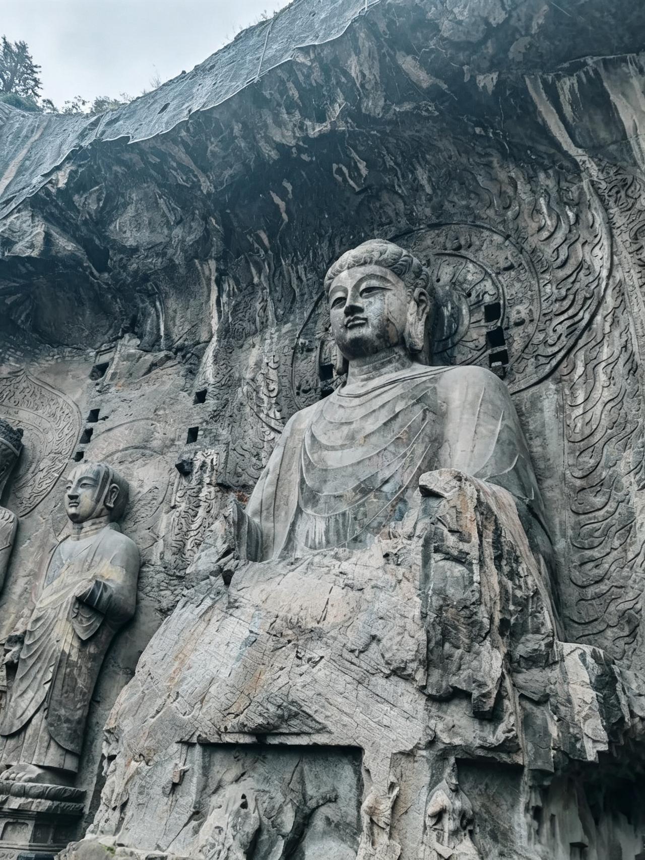重游龙门石窟，这一回正赶上落雨天气。
西山石窟（卢舍那大佛）→过伊河桥→东山石窟