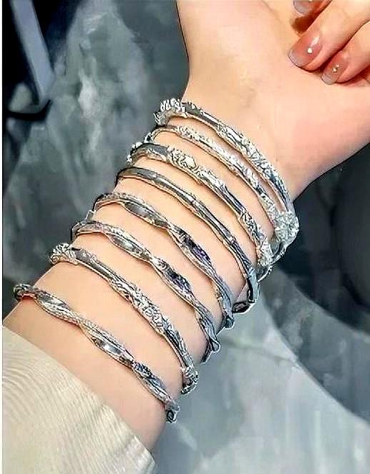 别被“一口价”忽悠，买银饰就盯克重。
 

真银只认钢印：S925、S999、足