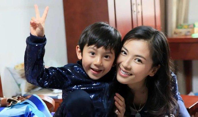 半个娱乐圈的人都抱过林沐然别人 20 岁刚起步，他 20 岁已经合作遍大半个娱乐