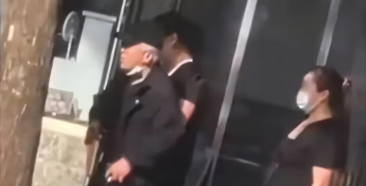 北京，一位六十多岁的大爷走进按摩店，选了两名女技师为自己做服务。谁料按摩刚做了没