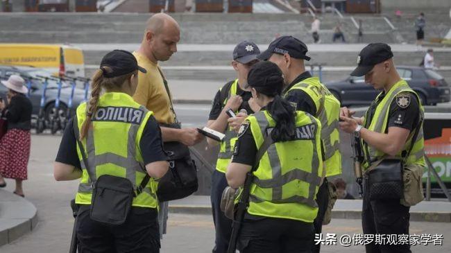 纽约时报：由于动员，乌克兰正在酝酿严重的社会分裂。
基辅警察检查一名入伍年龄男子