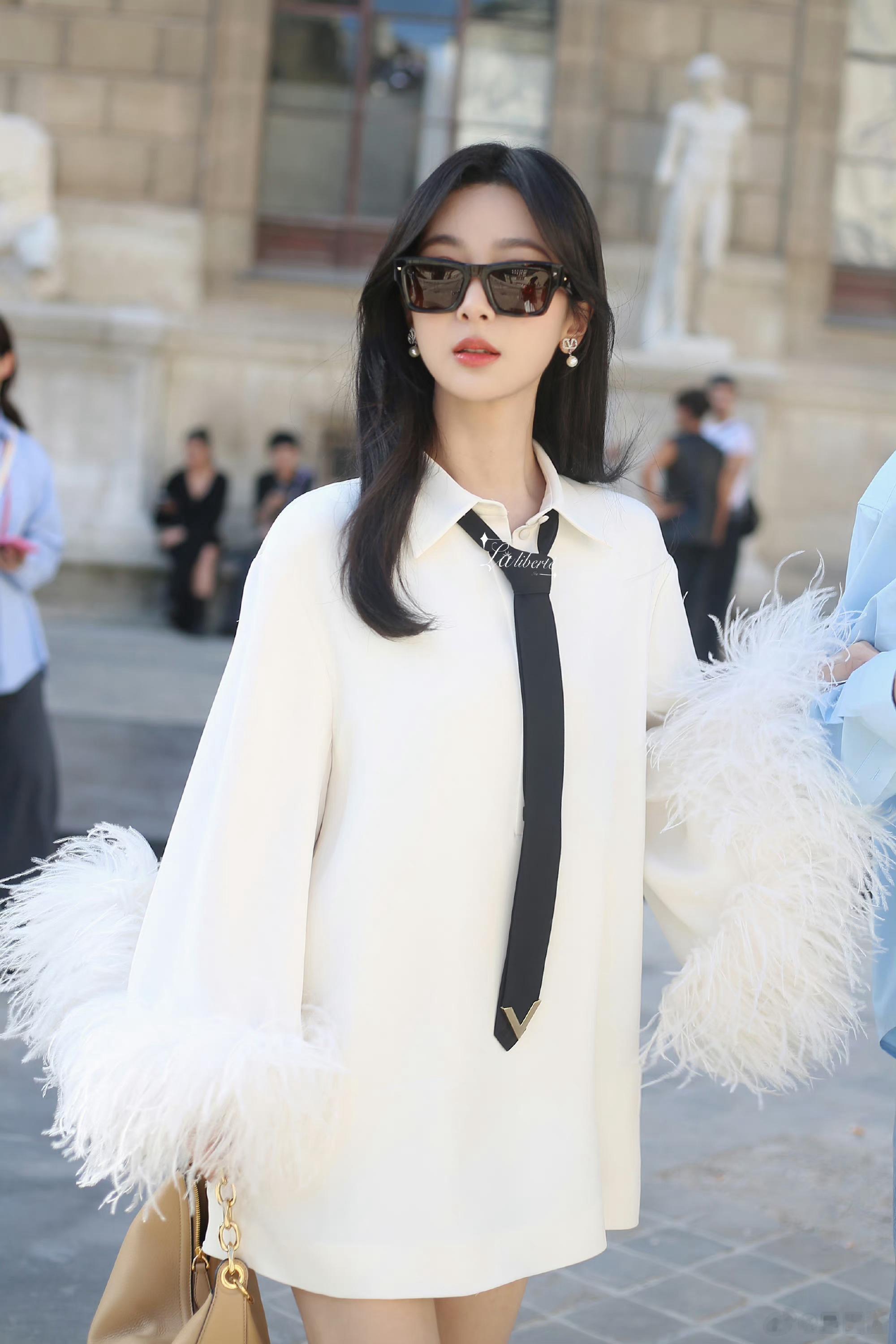 杨紫 巴黎时装周造型美翻妆造换了以后真的漂亮不少，这次状态本来就好，虽然还是白色
