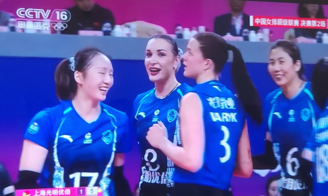 江苏女排今晚一传支离破碎！决赛的比赛强度真大啊！上海女排发球直接得分估计多达7-