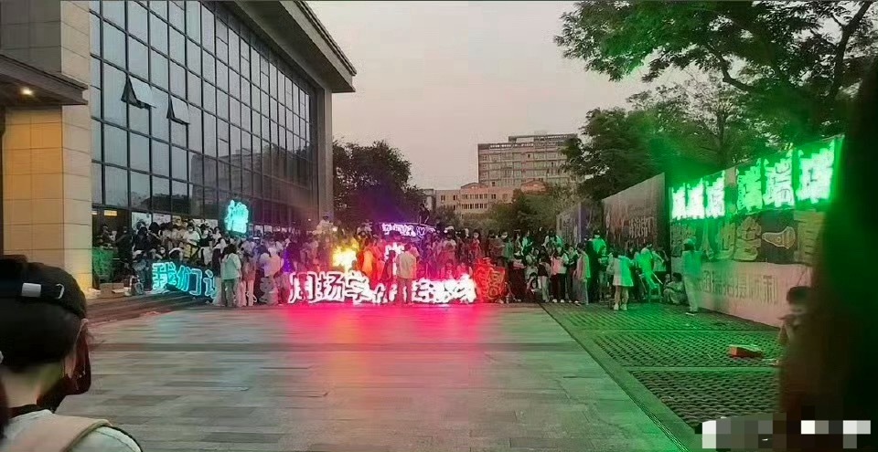 TF四代团建博海边live图四代海口灯牌一眼望去全是人你们都是来看谁的？