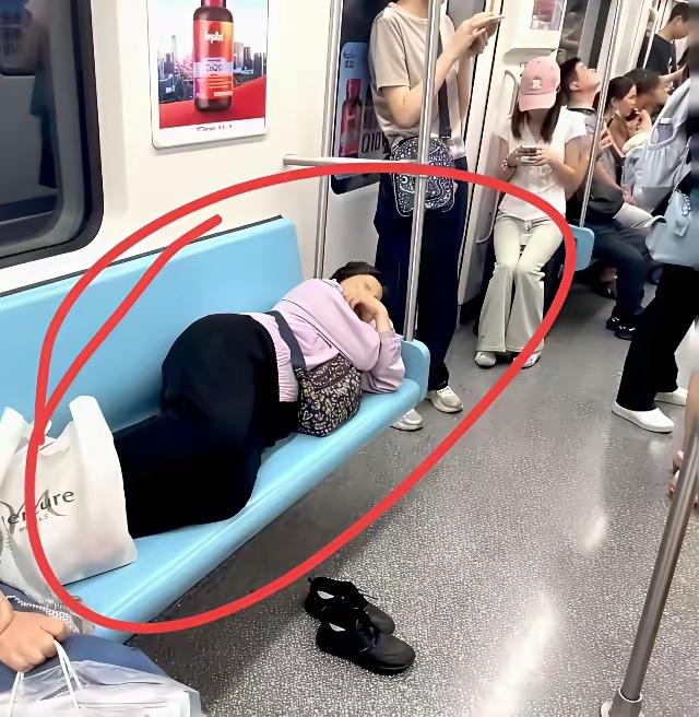 今天坐地铁遇到的一幕，

着实刷新了我的认知。车厢里乘客挤得满满当当，不少老人小