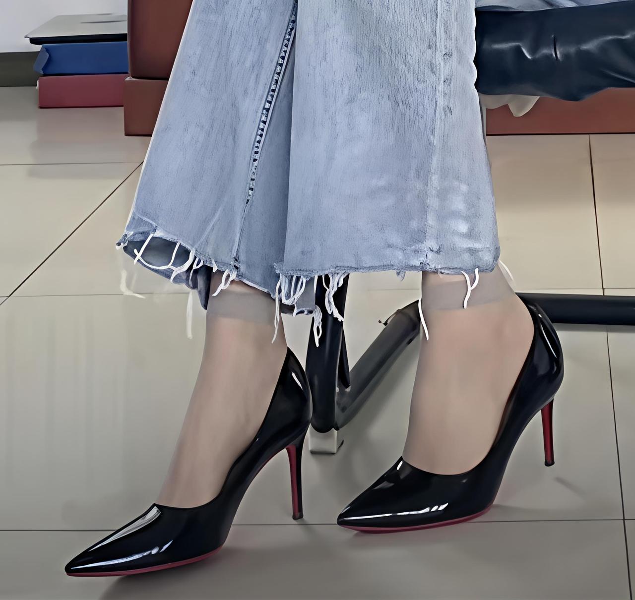 为什么女人喜欢穿高跟鞋哪都好，短袜是不是有点土呢！
