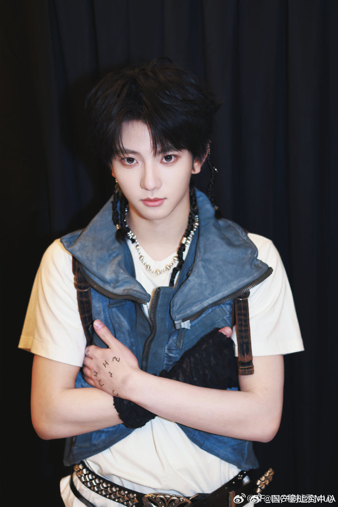 这一屏幕怎么全是时代峰峻的在穆祉丞和时代少年团互动的旁边，还能看到张艺凡也坐在现