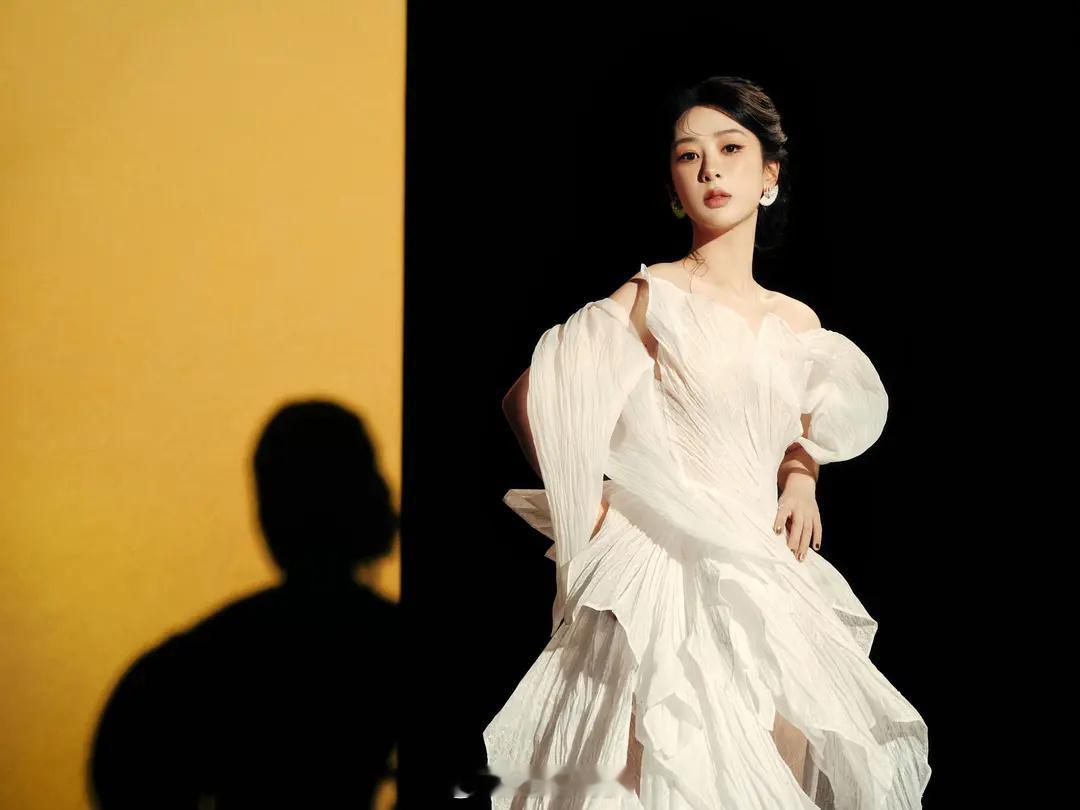 杨紫 迪丽热巴近期大片🈶，更喜欢谁 ​​​