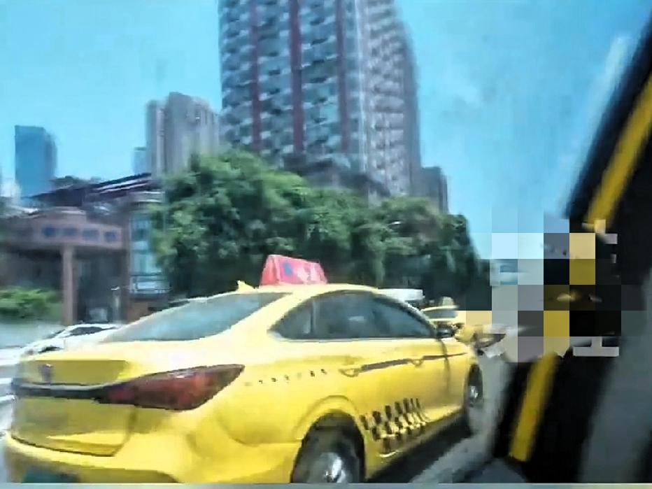 近日重庆，一名外地游客带着一家老小坐出租车，没想到上了车就进了“鬼门关”，司机不