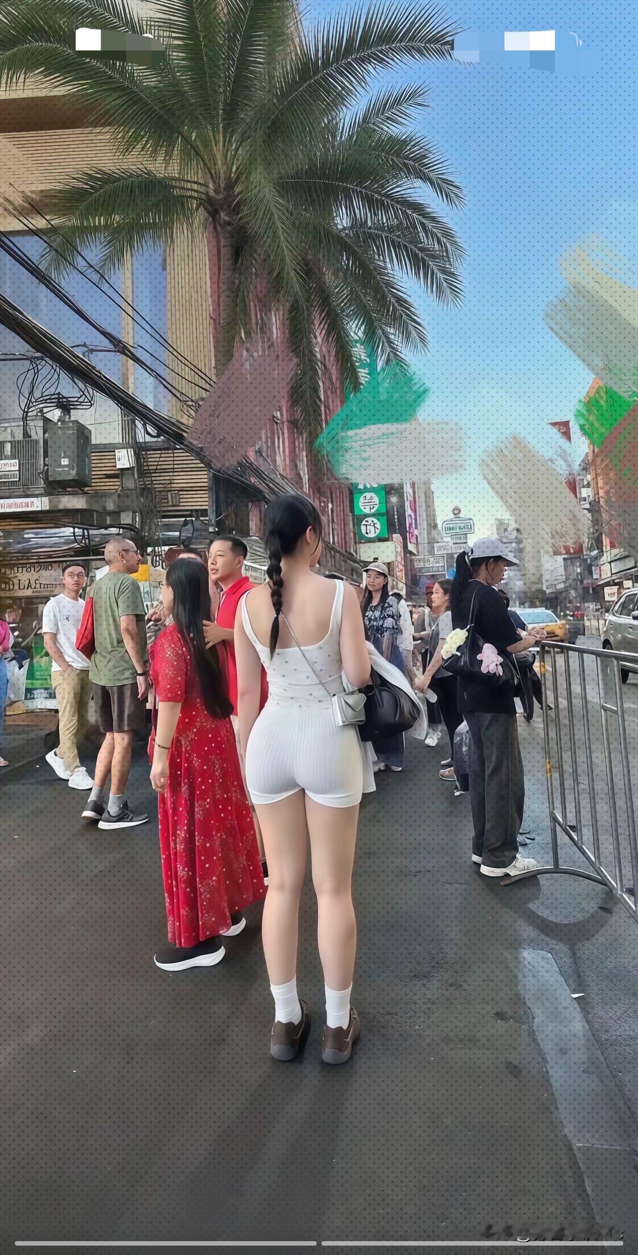 夏日街头穿搭指南，白色背心搭配短裤，清凉又时尚！刘亦菲的哪些图片让你觉得特别养眼
