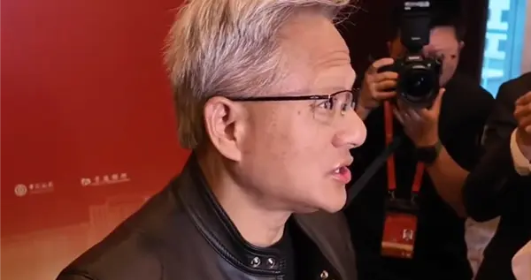 黃仁勛來華首次回應大熱天穿皮夾克：只有一套西裝 沒來得及干洗