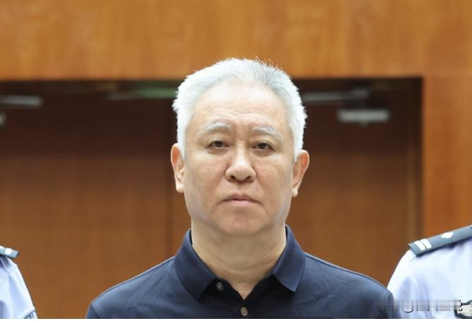 大家发现没有？

许家印连眉毛都白了，在一审落槌后呈现出极为罕见的苍老状态，68
