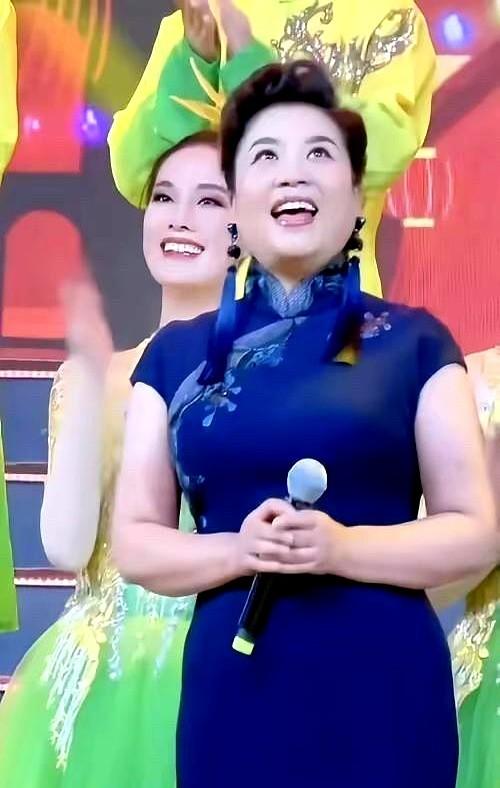 55岁的张也，脸蛋咋还这么顶？

最近刷到民歌家张也，真的惊了。她都55岁了，那