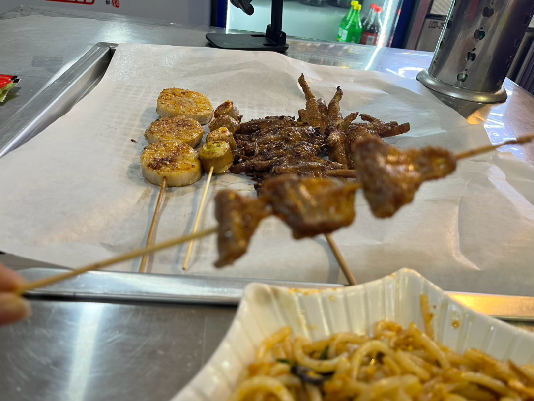 再来点儿烤串儿。（饥肠辘辘） 