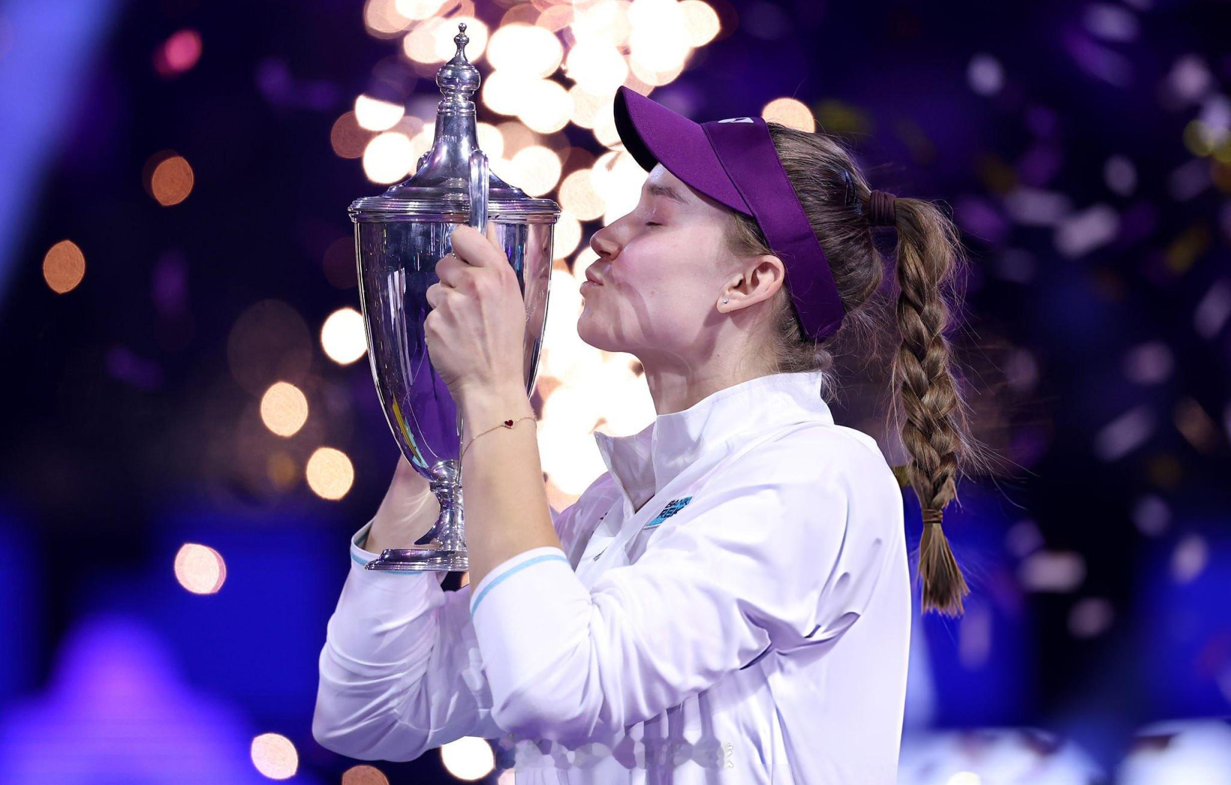 冠军捧杯图🏆2025WTA年终总决赛冠军——莱巴金娜