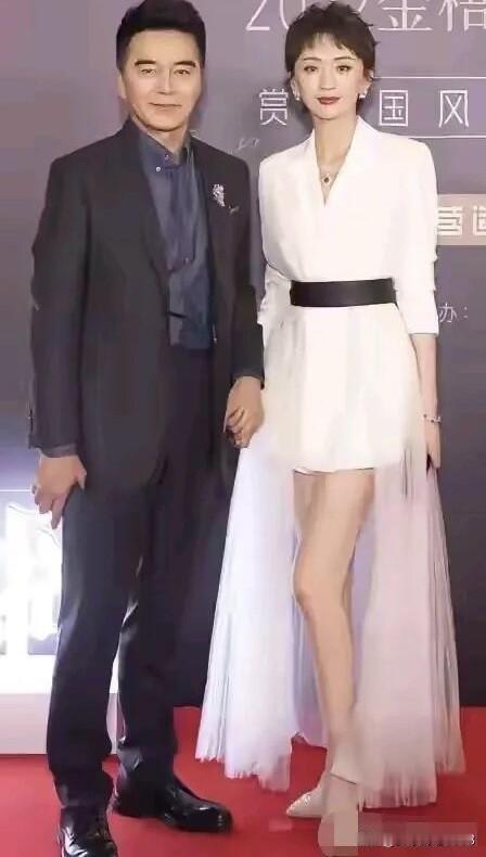 这对明星夫妻好般配啊，许亚军帅气，老了依旧儒雅，旁边的妻子是标准美人脸，饱满的苹