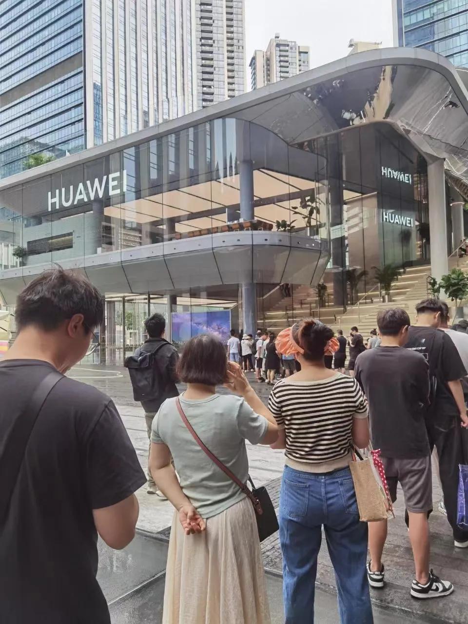 今天，#华为Pura 70开售#，线下实体店的人排起了长队。
我想到过这个系列会