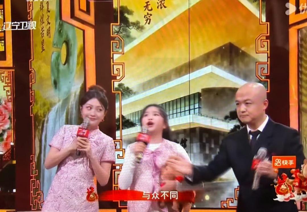 看提词器要不说明星好当呢。
包贝尔一家三口上台，夫妻俩带着女儿出来露脸，都已经上