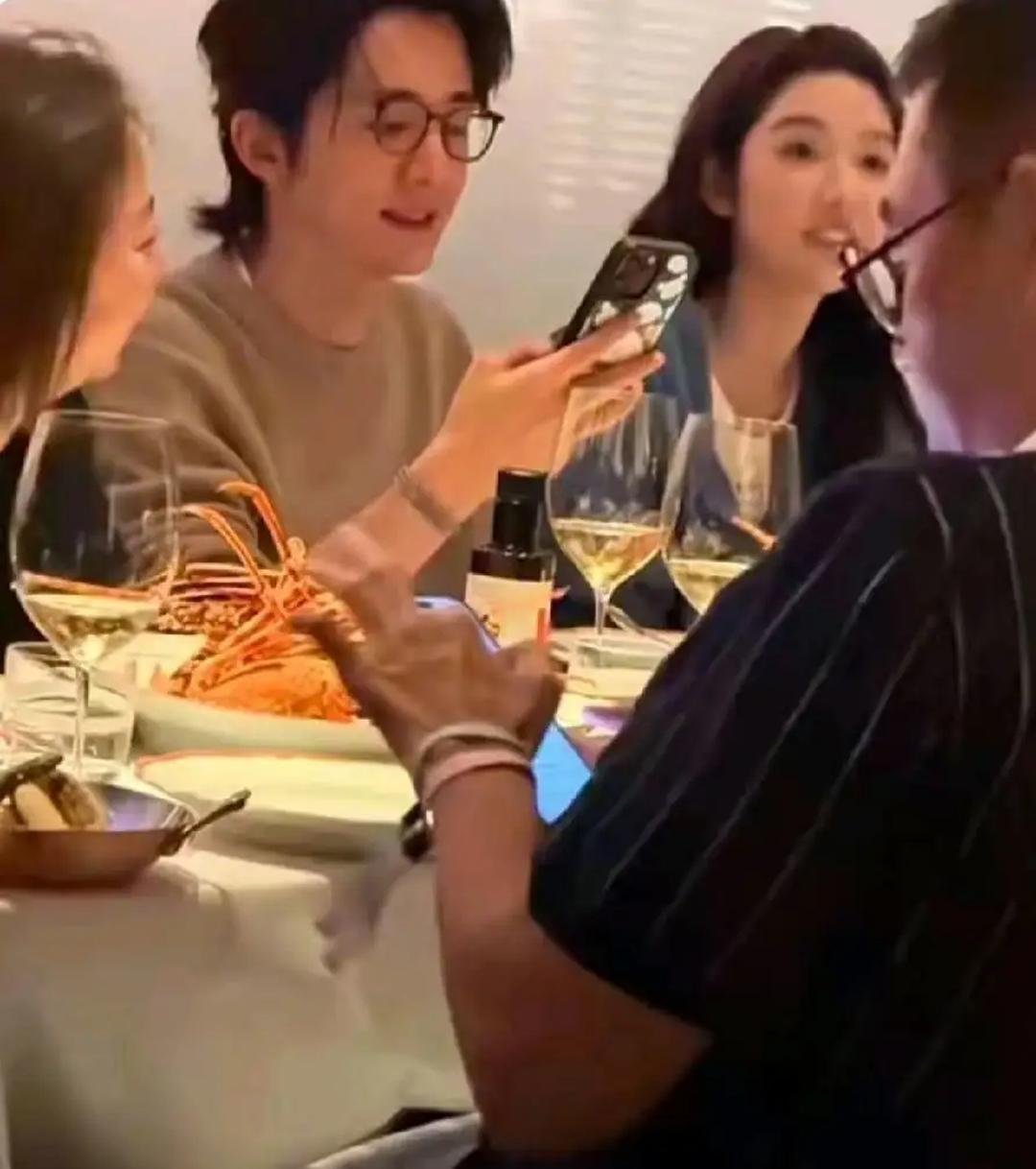 张新成和王玉雯一起聚餐，帅哥美女同框就是养眼，看着都让人心情舒畅。这两人是在谈恋