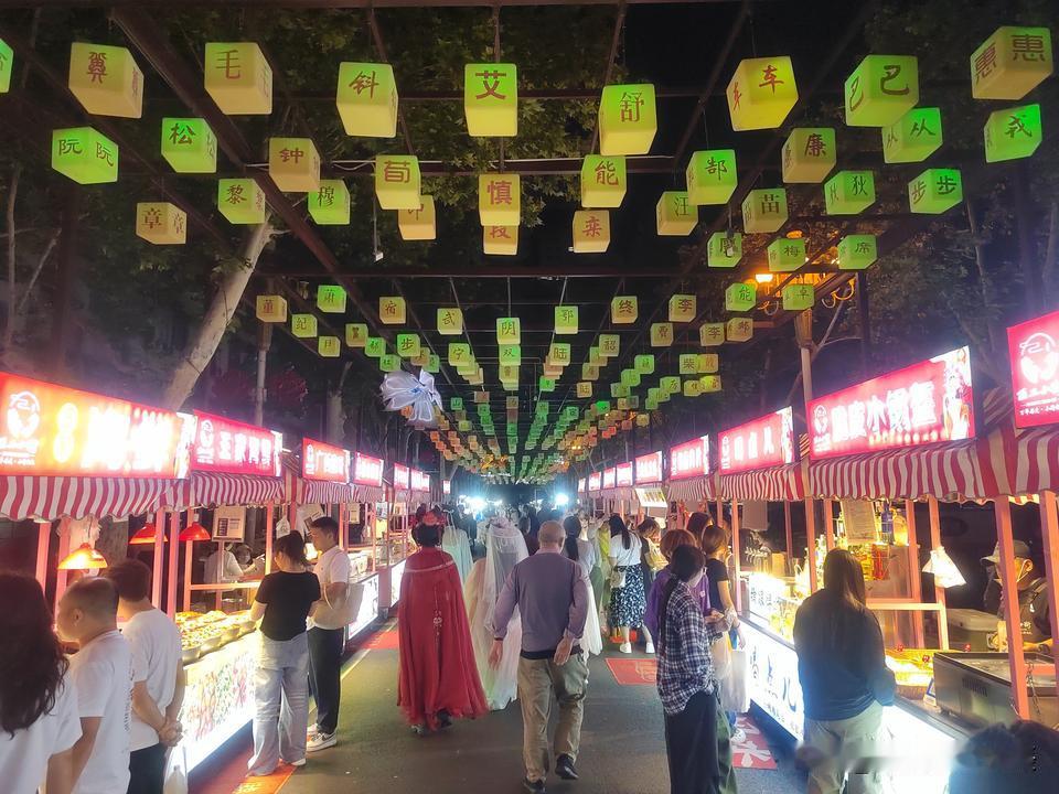 近来越来越发现，咱洛阳大街小巷出现男化妆穿女性汉服的情况，实在令人匪夷所思，也许