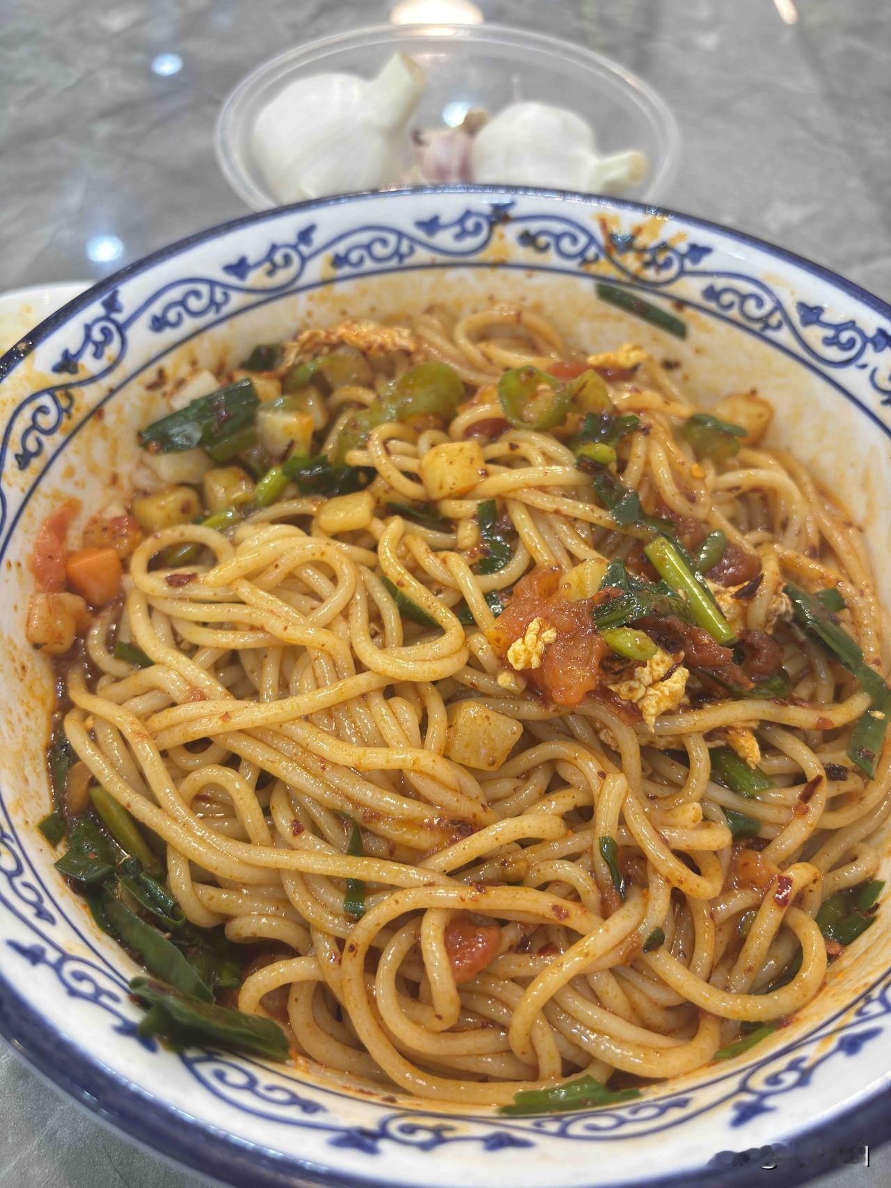 今天西安太热了，中午吃饭不知道吃啥，选了个庆阳饸饹面，特色干拌素臊子，12元一碗