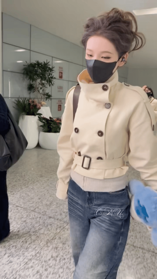 张予曦全妆赶场湖南跨年 在跨年这样的特殊时刻，张予曦却要连轴转场。但神奇的是，越