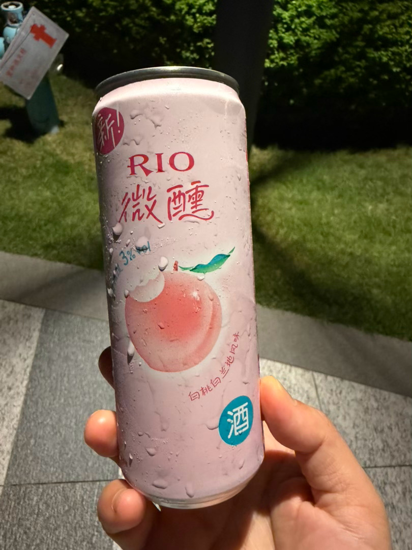 走路走渴了，来瓶气泡酒 ​​​